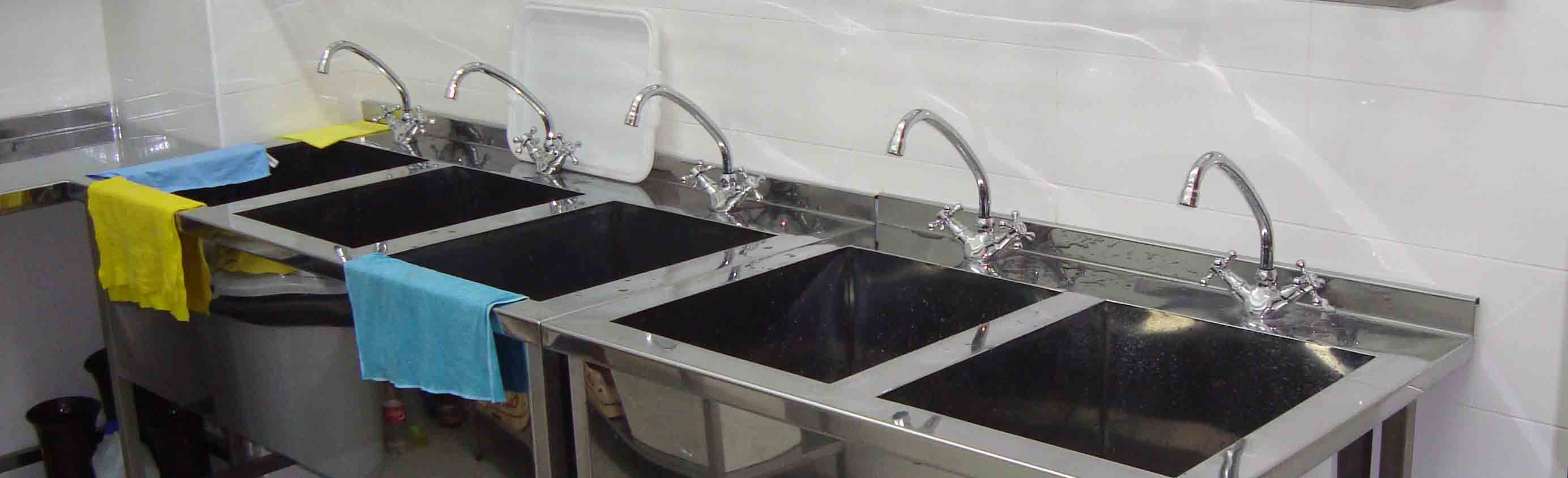Двухсекционная моечная ванна из нержавеющей стали