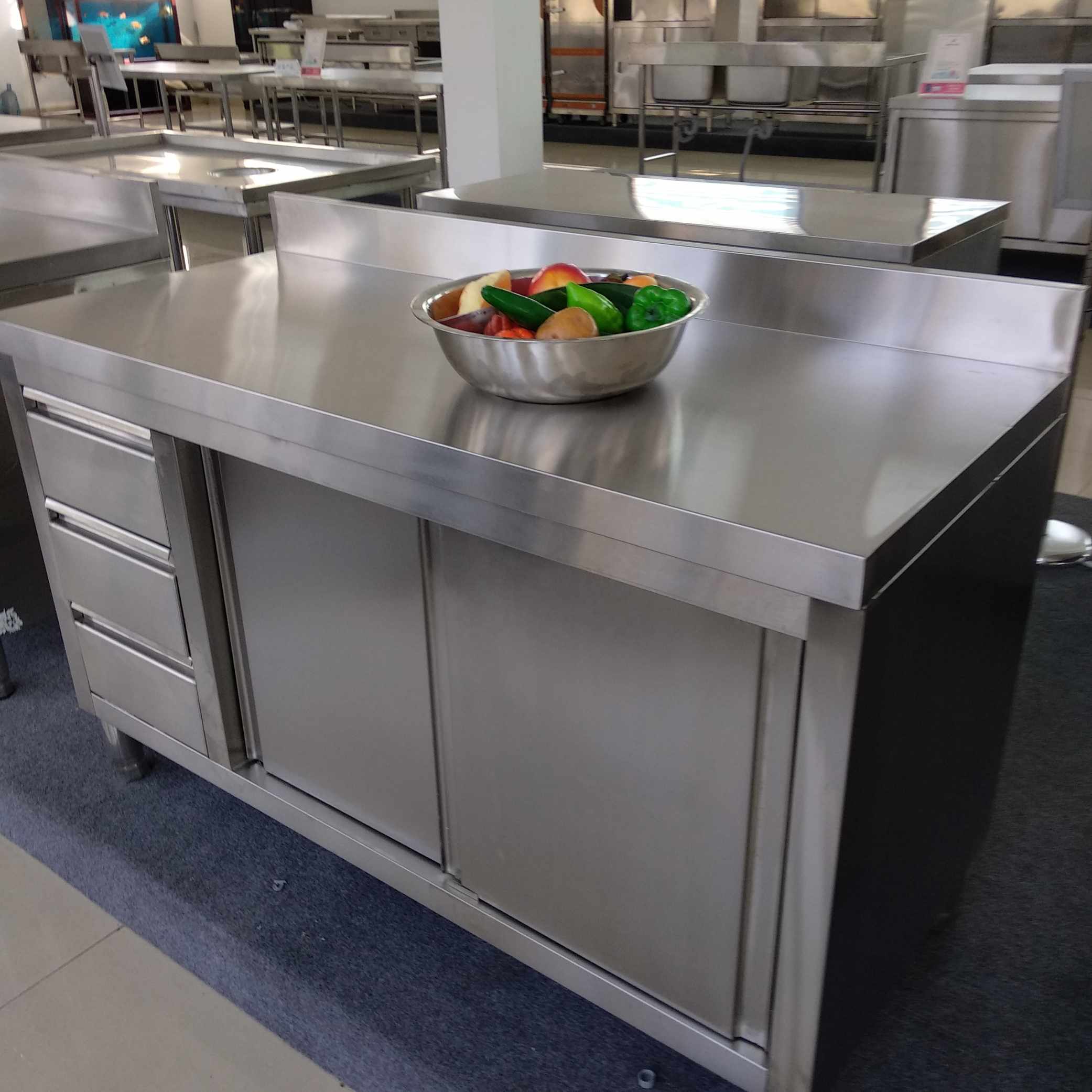 Металлический стол для кухни ресторана - фото